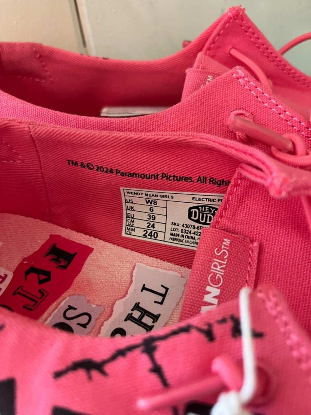 Hey Dude Wendy Mean Girls Burn Book Shoes Size 8 - Picture 2 of 3